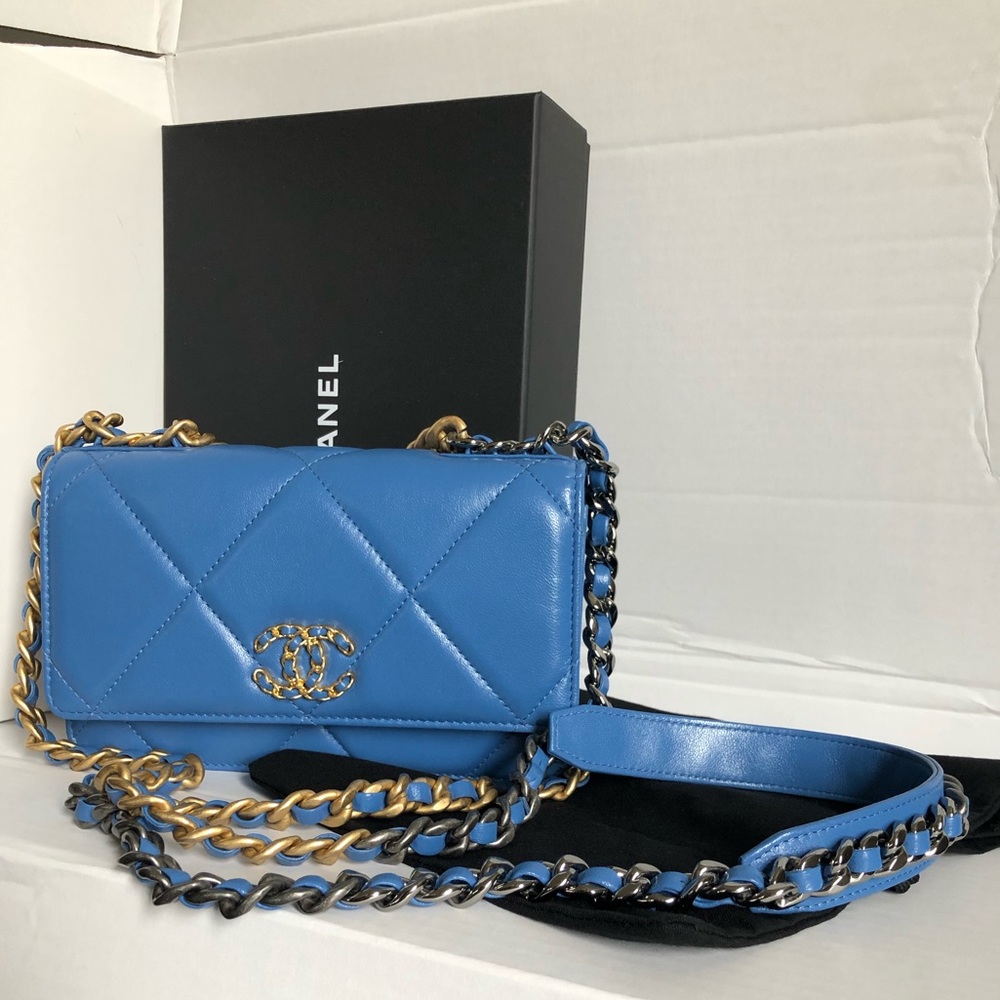 Chanel 19 Wallet on Chain Blue